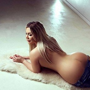Leann-Sexy Vip Escort escort in  offers Erotische Massage services