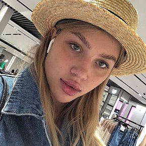 LUCIA_YOUNG-MODEL Garota De Colegial escort in Paris offers sexo oral com preservativo services