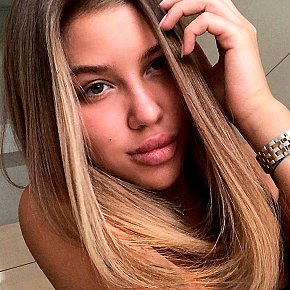 LUCIA_YOUNG-MODEL Garota De Colegial escort in Paris offers sexo oral com preservativo services