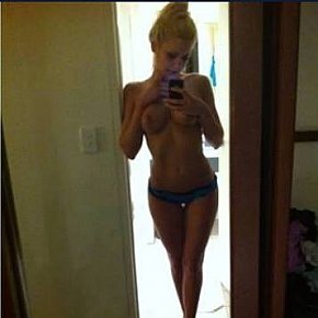 Anda Garota De Colegial escort in Paris offers Punho (fisting) services