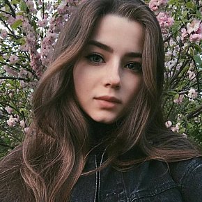 OJA Piccolina escort in Paris offers 69 Position services