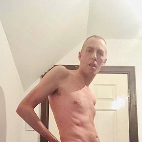 Ian---Ladies-ONLY escort in  offers Afeitado íntimo
 services