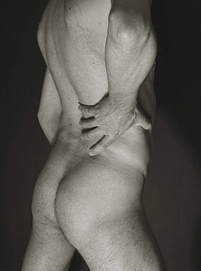 Ian---Ladies-ONLY escort in  offers Afeitado íntimo
 services