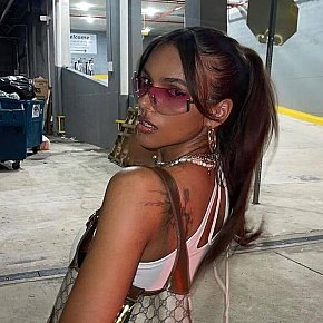 zola escort in Hong Kong offers Posição 69 services