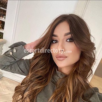 Alia Occasional
 escort in Paris offers Girlfriend Experience (GFE) services