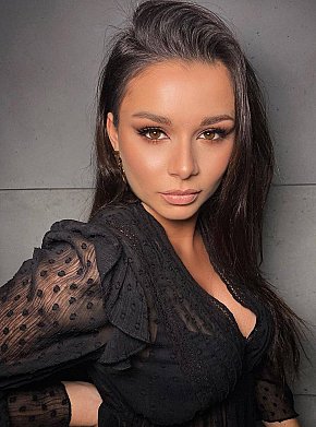 SISTINE Menue escort in Paris offers Embrasse selon affinités services