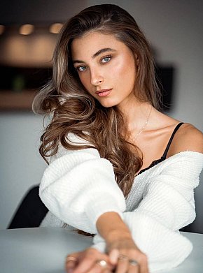 EMPAR Pequeña Y Delgada escort in Paris offers Besar si hay buena química
 services