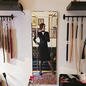 MISTRESS-ELENA Matura escort in Porto offers Feticismo Piedi services