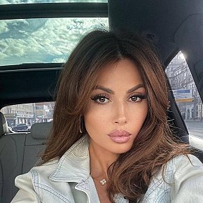 DEBY Großer Busen escort in Paris offers Girlfriend Experience (GFE) services