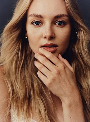 CAMI Model/Fost Model escort in Paris offers Sărut Franţuzesc services