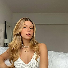 BETIKO Étudiante escort in Paris offers Embrasse selon affinités services