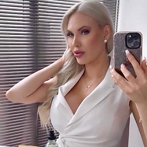 Holly-Harper escort in Paris offers Girlfriend Experience (GFE) services