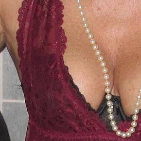 Tantra-Baronesse Matura escort in Wien offers Massaggio erotico services