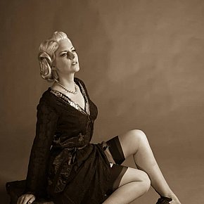 Courtesan escort in Moscow offers Sentar na cara services