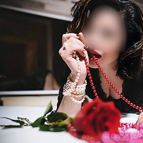 GloriaMassage escort in Wien offers Ganzkörpermassage services