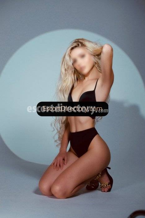 Victoria escort in  offers DUO services