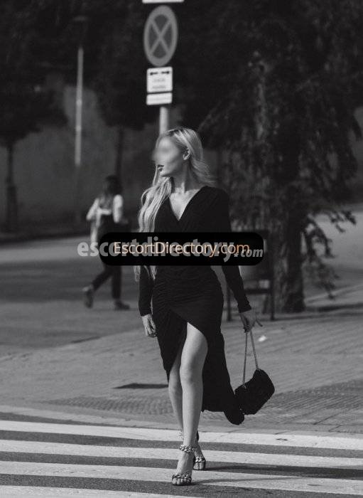 Victoria escort in  offers DUO services