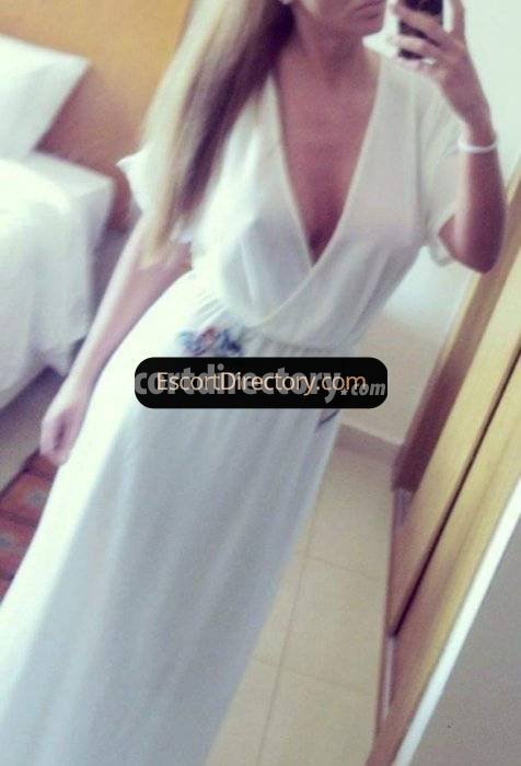 Lilien escort in Budapest offers DUO services