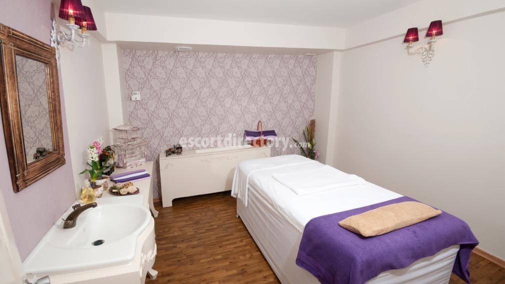 Victoria Model/Fost Model escort in Luxembourg offers Sărut Franţuzesc services