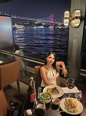 Laura Vip Escort escort in  offers Ejaculation sur le corps services