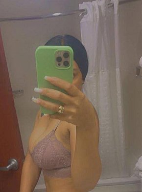 Karen escort in Paris offers Kissing services