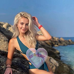 Cherry-Kiss Completamente Naturale escort in Duesseldorf offers Bacio services