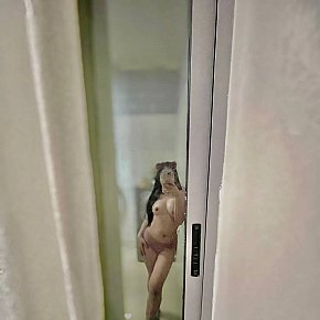 Lucky Pequeña Y Delgada escort in Dubai offers Mamada con condón
 services