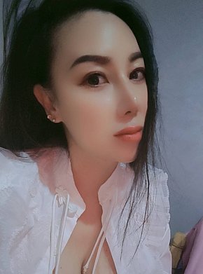 Salinna Petite escort in  offers Zungenküsse services