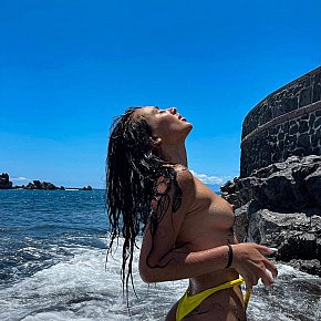 ESFIR Superbunduda escort in Paris offers Beijar services