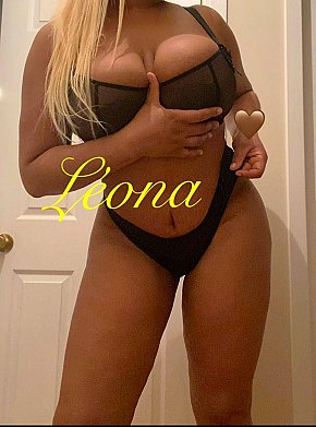 Leona Großer Busen escort in Montreal offers Blowjob mit Kondom services