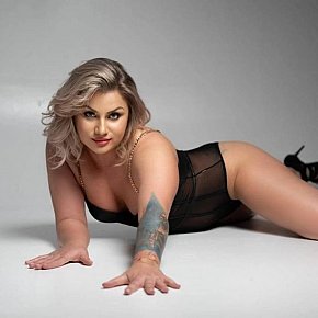 Helena-Milf Matura escort in Manama offers Feticismo Piedi services