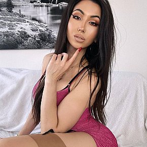 Regina-Travers Piccolina escort in Amsterdam offers Pompino con preservativo services