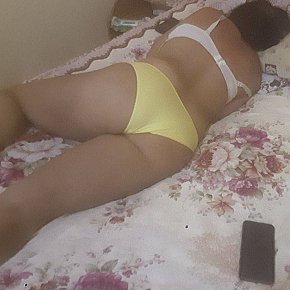 Brunette Madura escort in 