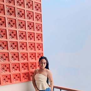 Zee escort in Kuta Bali offers Sărut services