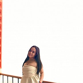 Zee escort in Kuta Bali offers Sărut services