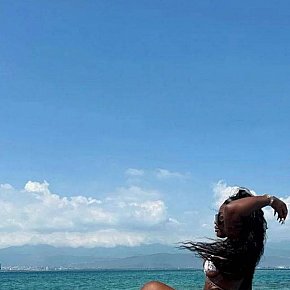 Candy escort in Madrid offers Masaje sensual de cuerpo completo
 services