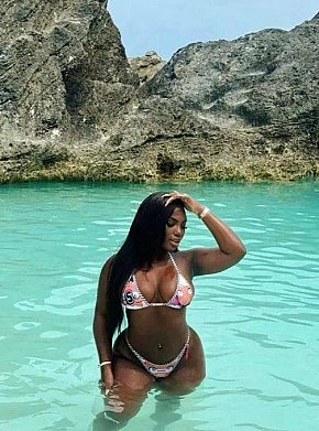 Candy escort in Madrid offers Masaje sensual de cuerpo completo
 services