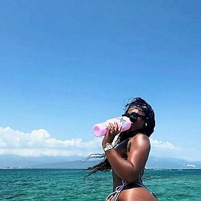 Candy escort in Madrid offers Masaje sensual de cuerpo completo
 services