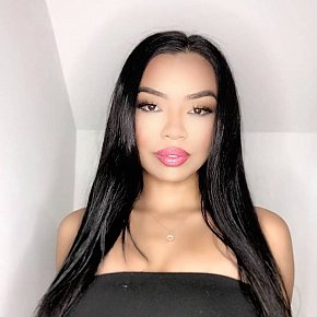 Layla-Garcia Pequeña Y Delgada escort in Montreal