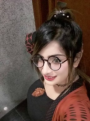 Arohi-OWC-busty-indian escort in Dubai offers Pompino senza preservativo fino al completamento services